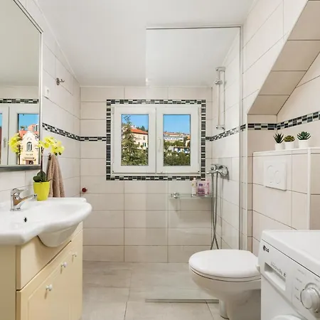 Appartement Center Catalina -1st Row To The Sea Opatija