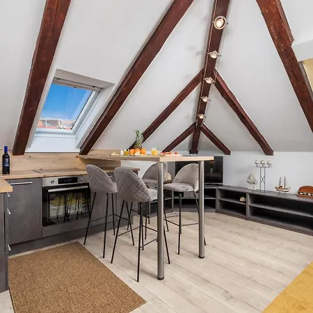 Center Catalina -1st Row To The Sea