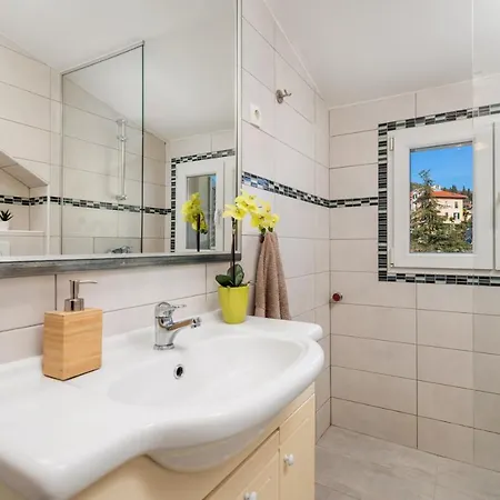 Center Catalina -1st Row To The Sea