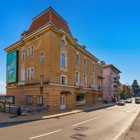 Center Catalina -1st Row To The Sea *