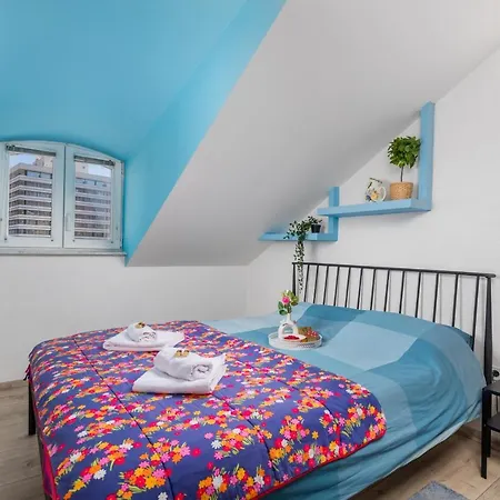 Center Catalina -1st Row To The Sea *