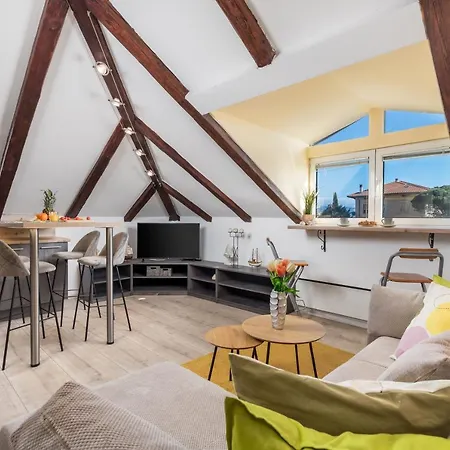 Center Catalina -1st Row To The Sea *