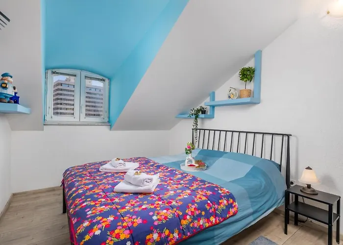 Center Catalina -1st Row To The Sea *