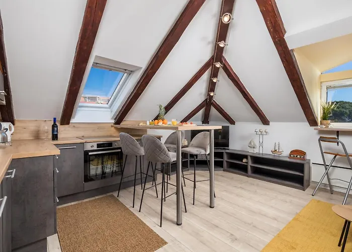 Center Catalina -1st Row To The Sea