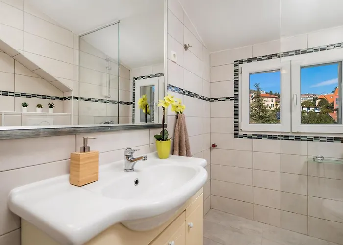 Center Catalina -1st Row To The Sea