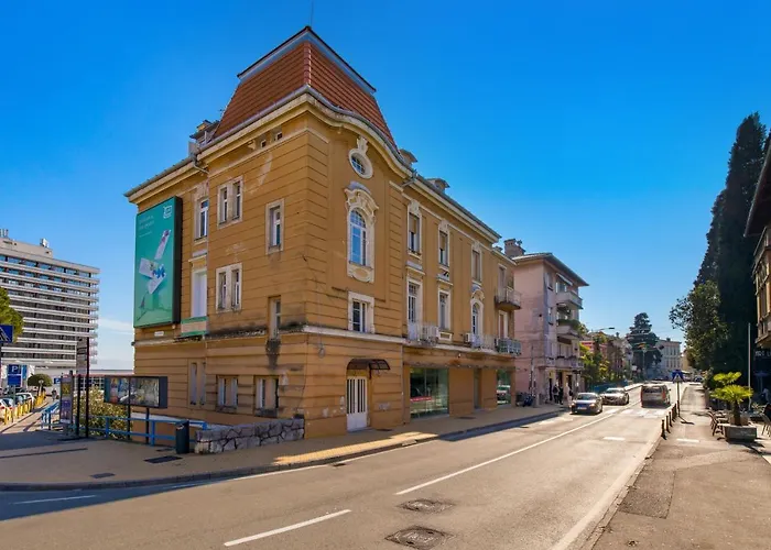 Center Catalina -1st Row To The Sea *